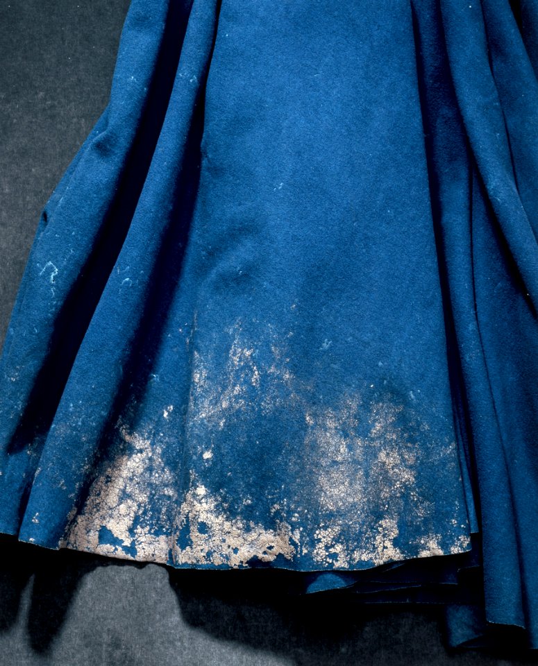 Detaljbild på cirkelkappa tillhörande Karl XIIs uniform buren vid Fredrikstens fästning år 1718 - Livrustkammaren - 13609