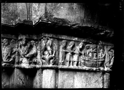 Detall d'un capitell del claustre de la Catedral de Girona (AFCEC VINTRO D 2626)