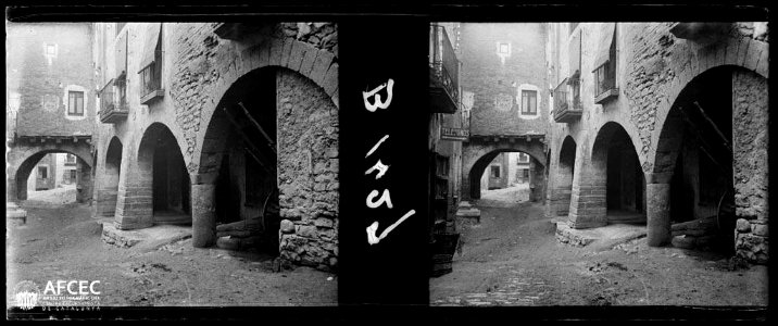 Detall d'un carrer amb porxos a Guimerà