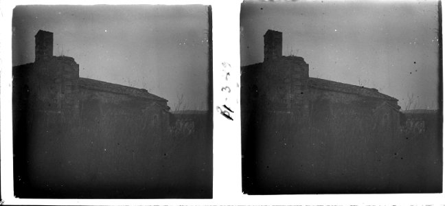 Detall de la façana de l'església de Bellcaire d'Empordà