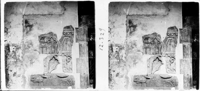 Detall d'un mur del claustre romànic del monestir de Sant Joan de les Abadesses