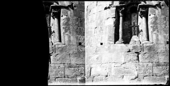 Detall de la finestra de l'absis de l'Església de Sant Salvador de Bianya