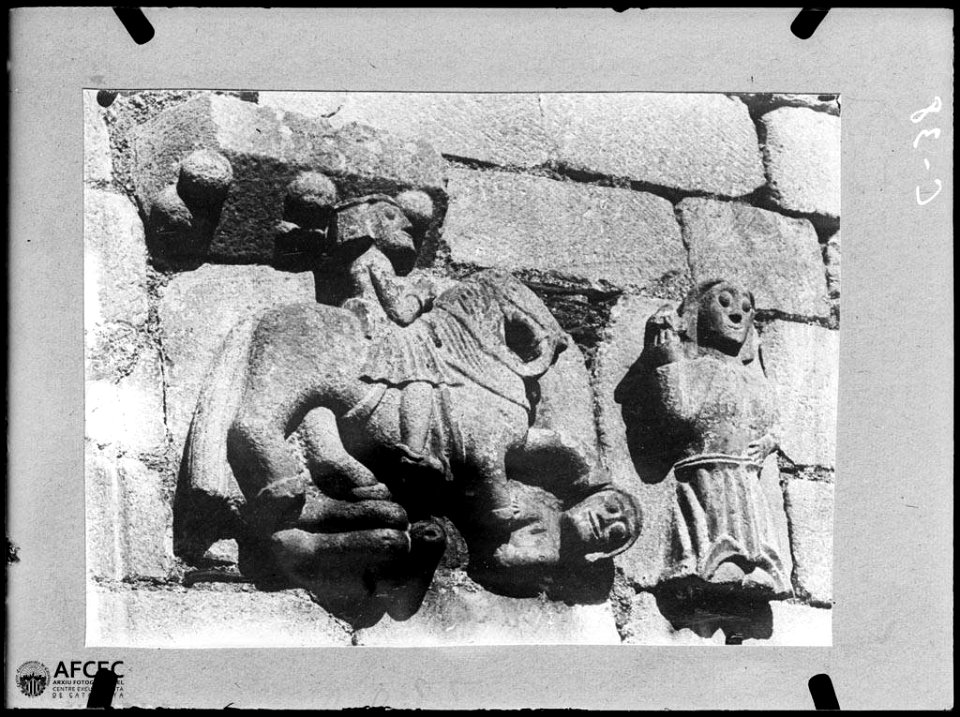 Detall d'un relleu a la façana de l'església de Sant Estèue de Betren
