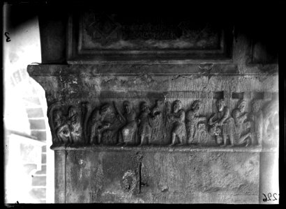Detall d'un capitell del claustre de la Catedral de Girona (AFCEC VINTRO D 2629)