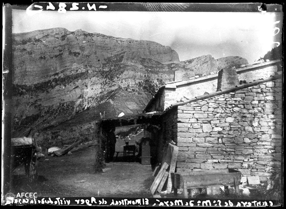Detall d'una casa a la pedrera de Meià