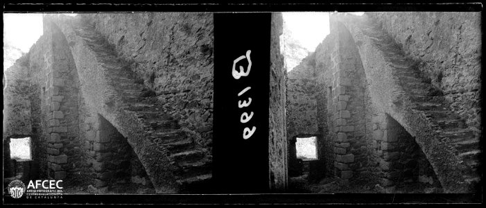 Detall d'una escala i la muralla del castell de Montsoriu