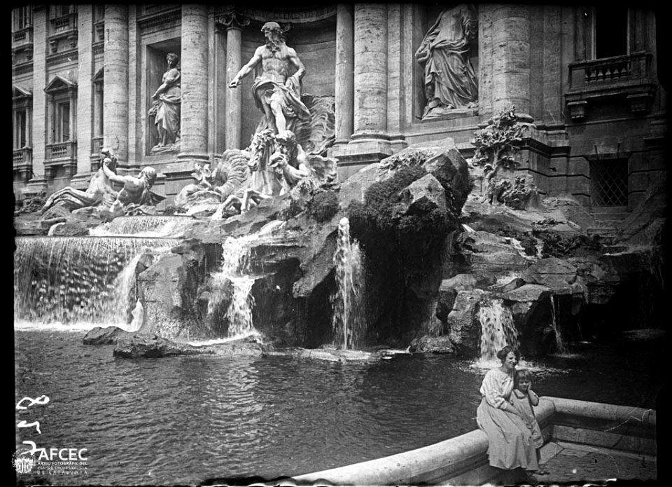 Detall de la Fontana di Trevi amb una dona i una nena al costat
