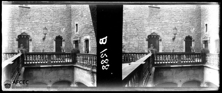 Detall de la part superior del pati de la Casa de l'Ardiaca