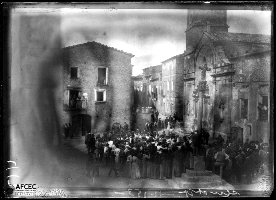 Detall de la plaça d'Almatret plena de gent per les festes del poble (AFCEC VIDAL A 0417)