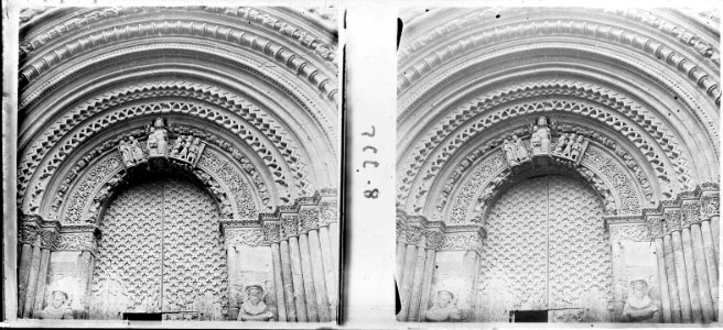 Detall de la porta principal de l'església d'Agramunt