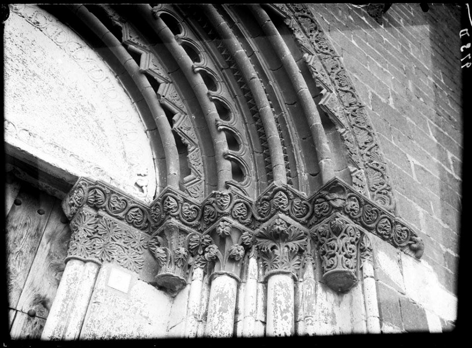 Detall de la porta de l'església de Sant Miquel al Castell de Foces