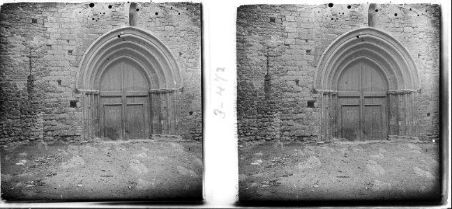 Detall de la portalada romànica de l'església de Bagà