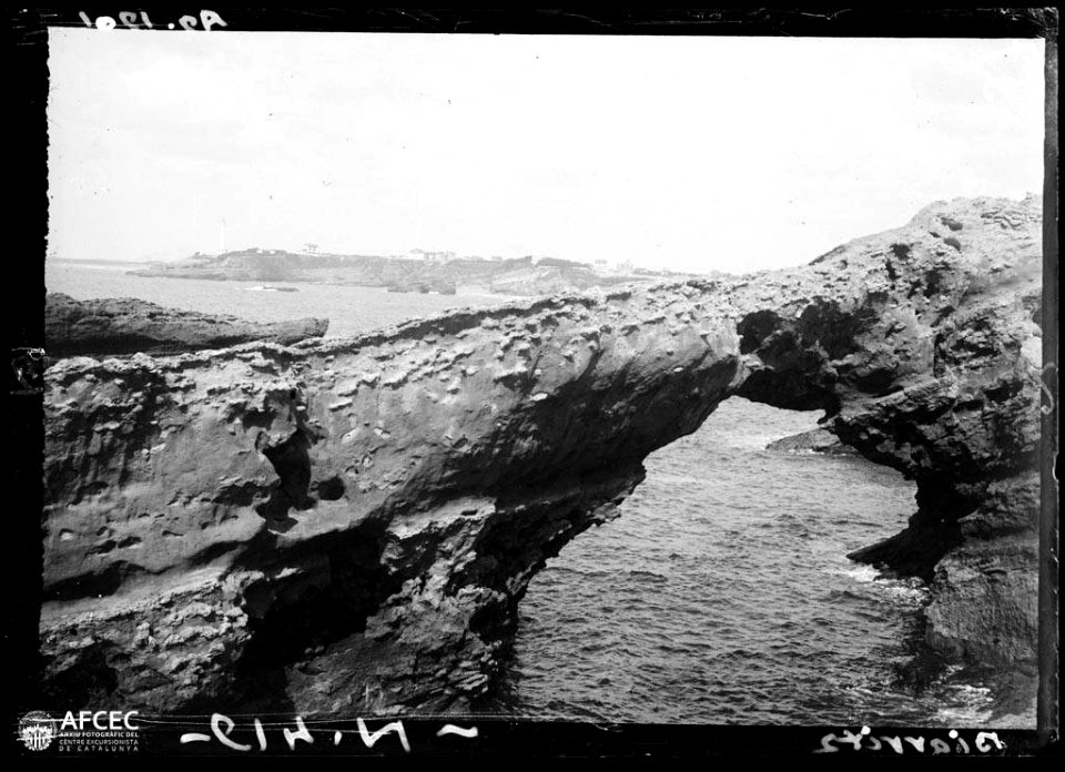 Detall de la roca foradada de Biarritz