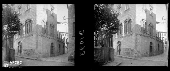 Detall de la façana d'una casa de Vic