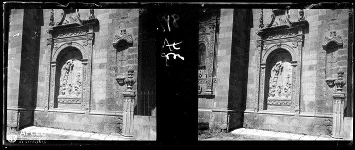 Detall de la façana de l'església de Sant Marc de Lleó