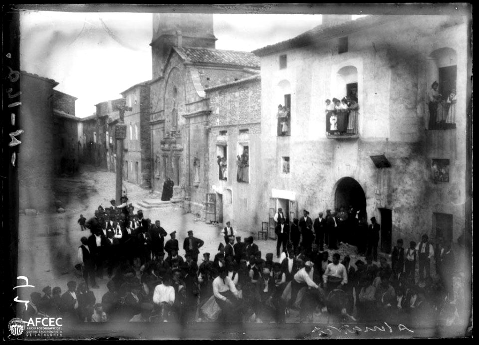 Detall de la plaça d'Almatret plena de gent per les festes del poble (AFCEC VIDAL A 0421)