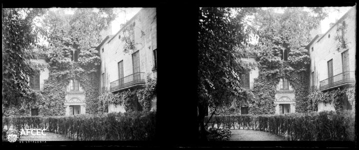 Detall del jardí i la façana d'una finca de Mogoda