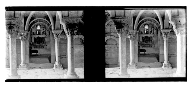Detall de les columnes de la tribuna de Santa Maria de Serrabona
