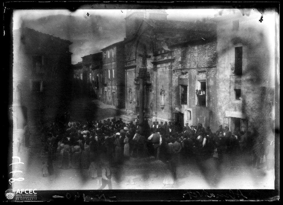 Detall de la plaça d'Almatret plena de gent per les festes del poble (AFCEC VIDAL A 0418)