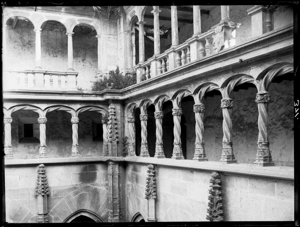 Detall del claustre del monestir de Bellpuig