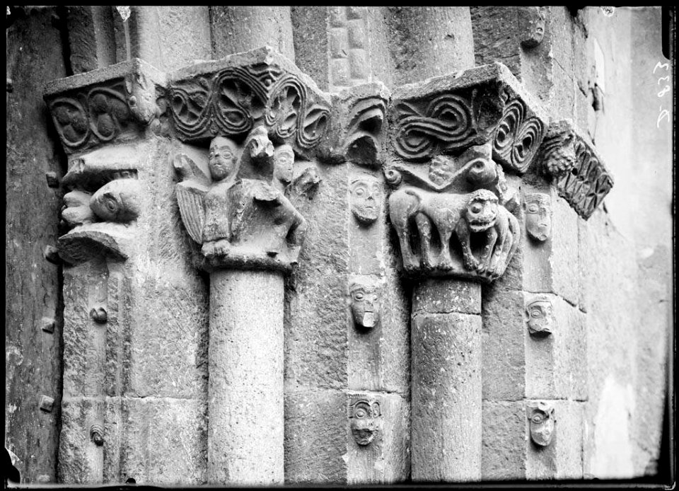 Detall dels capitells del portal de l'església de Tolba
