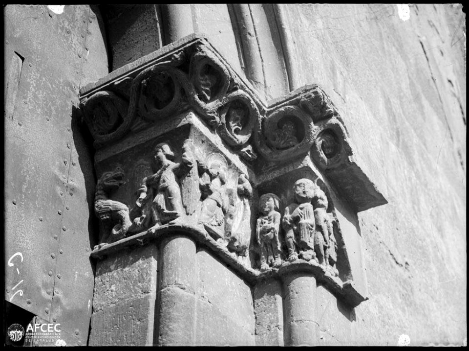 Detall dels capitells del portal de l'església de San Pedro de Fraga