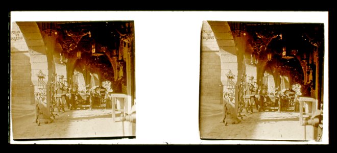 Detall d’un porxo amb objectes de forja al Poble Espanyol de Montjuïc