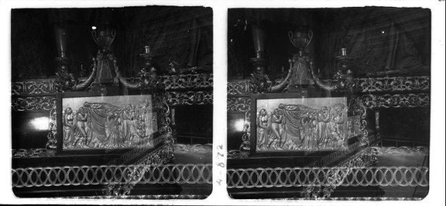 Detalls d ' una escultura amb una iconografia de l ' enterrament de Crist