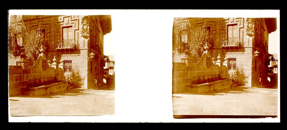 Detall d’un palau i la font de Sant Miquel al Poble Espanyol de Montjuïc