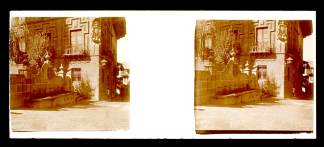 Detall d’un palau i la font de Sant Miquel al Poble Espanyol de Montjuïc