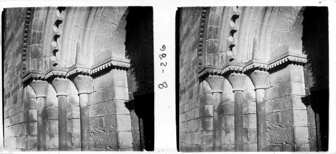 Detall del portal de l'església de Vinaixa