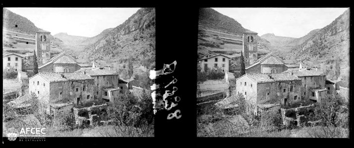 Detall del poble de Beget amb el campanar de l'església al fons