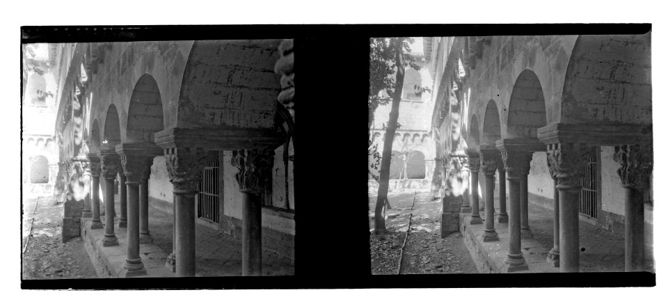 Detall dels arcs d’una galeria del claustre de Sant Cugat