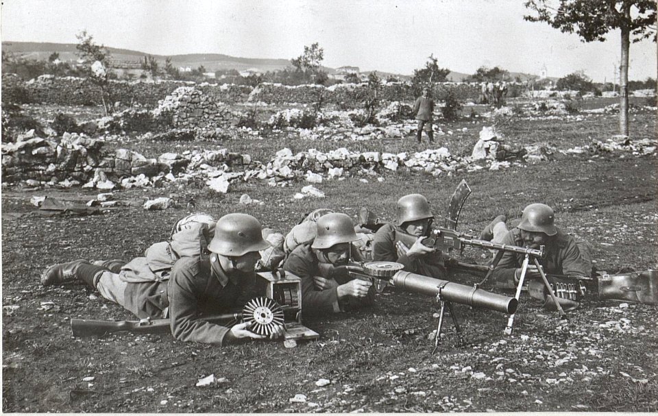 Deutsche Gruppe von Muskete u.Lewis, Masch. Gewehrgr.a.d. Isonzofront (BildID 15607137)