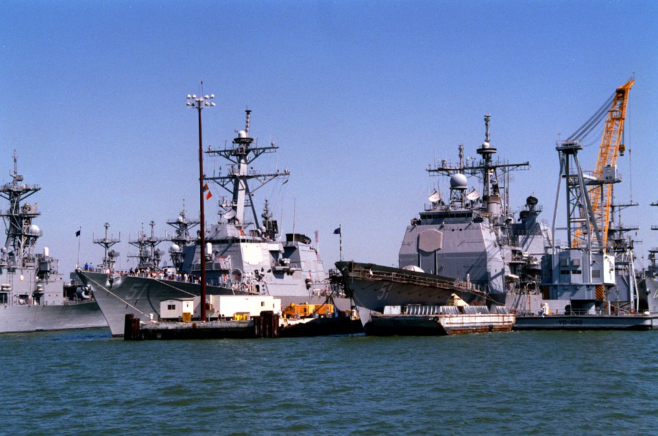 DN-SC-94-00027 CG-51 and DDG-51 in Norfolk 1993