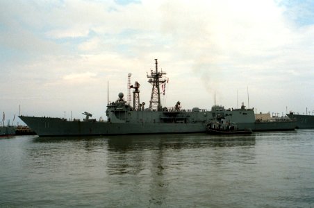 DN-SC-93-03763 USS Clark and tug Shabonee Mayport