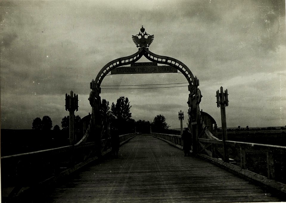 Dnjesterbrücke bei Martynow Stary. Fahrbahn u.feldmässige Architektur. (BildID 15434114)