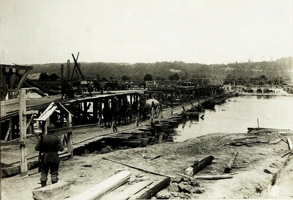 Dniesterübergang, Zurawno, Kriegsbrücke aus öst.ung. deutsch. und russischen Kriegsbrückenmatterial. (BildID 15430547)