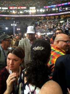 DNC floor awaits Bill Clinton's speech CoVZsb0WgAAuXYM