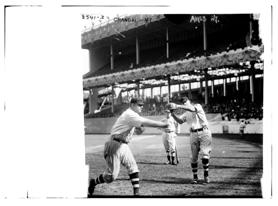 Doc Crandall (left) & Leon Ames (right) at Polo Grounds, NY; New York NL uniforms (baseball) LCCN2014691969