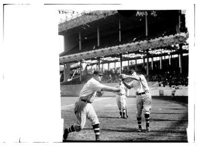 Doc Crandall (left) & Leon Ames (right) at Polo Grounds, NY; New York NL uniforms (baseball) LCCN2014691969