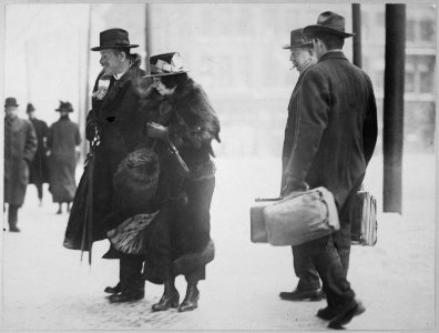 Doctor Ernst Kunwald, former conductor of the Cincinnati Symphony Orchestra, entering the Federal Building... - NARA - 533640