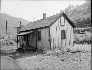 Doctor's office. The doctor for this camp is hired by Dr. Anderson, head doctor for the Kingston Pocahontas Coal... - NARA - 540721
