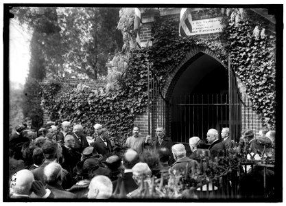 DODGE, COL. HARRISON. SUPT. OF MOUNT VERNON. HEAD AT LEFT IN OPENED GATE OF TOMB OF WASHINGTON LCCN2016867671