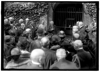 DODGE, COL. HARRISON. SUPT. OF MOUNT VERNON. HEAD AT LEFT IN OPENED GATE OF TOMB OF WASHINGTON LCCN2016867672
