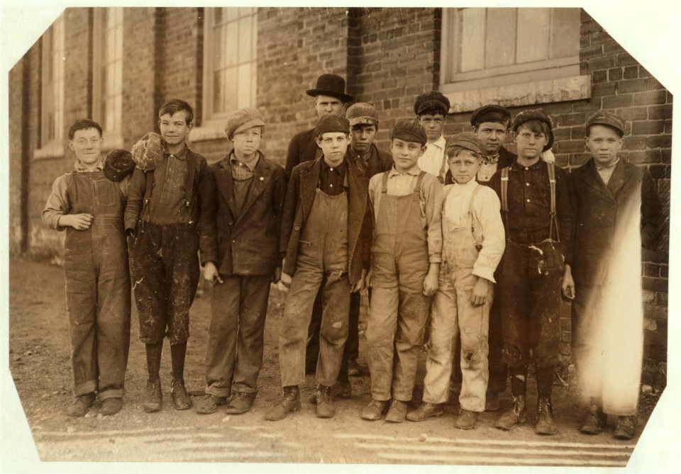 Doffers in Knoxville Cotton Mill. LOC nclc.02017