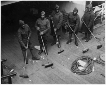 Doing K. P. (Kitchen Police) on board the Celtic. Soldiers doing Kitchen Police on board the . . . - NARA - 533556