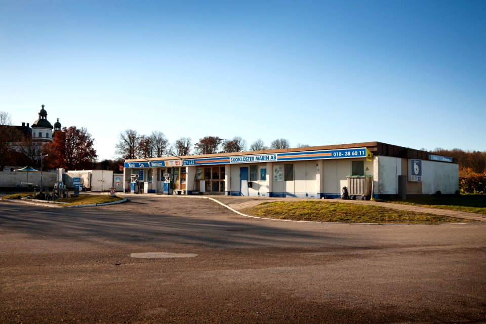 Dokumentation av Skoklosters bensinstation innan renoveringen 2010. Macken. Exteriör - Skoklosters slott - 87804