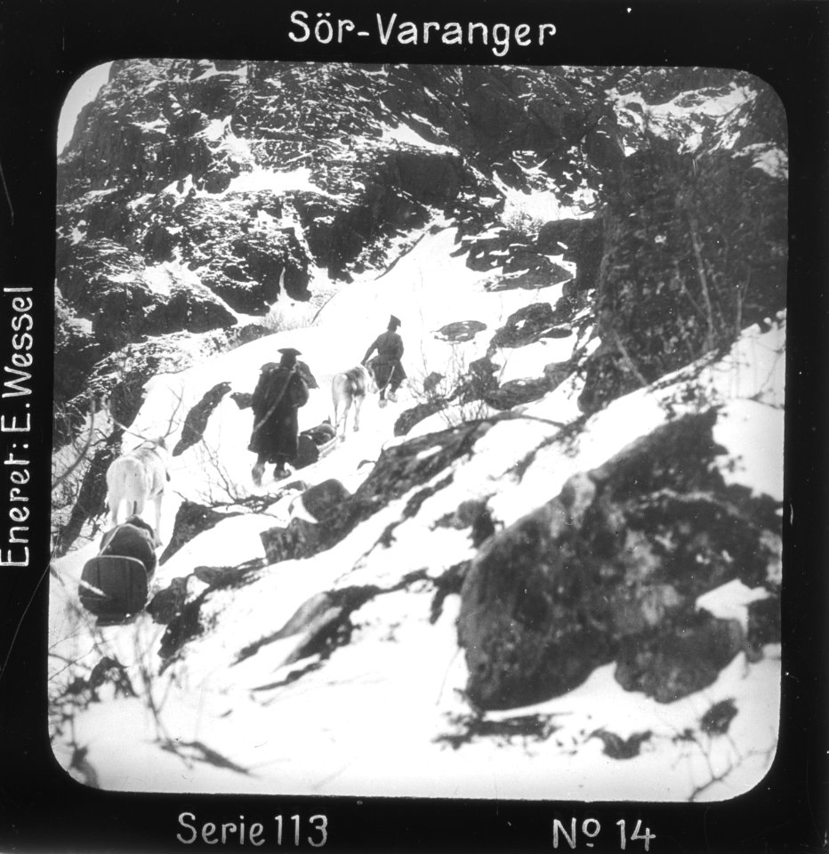 Doktorskyss passerer Jakobselvskaret , ved Jakobselva, Sør-Varanger, Finnmark. Motivet har nr - Norsk folkemuseum - NF.15205-014