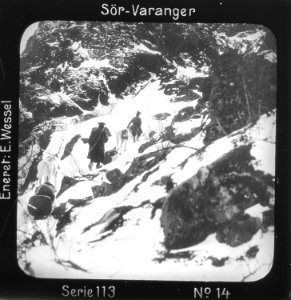 Doktorskyss passerer Jakobselvskaret , ved Jakobselva, Sør-Varanger, Finnmark. Motivet har nr - Norsk folkemuseum - NF.15205-014